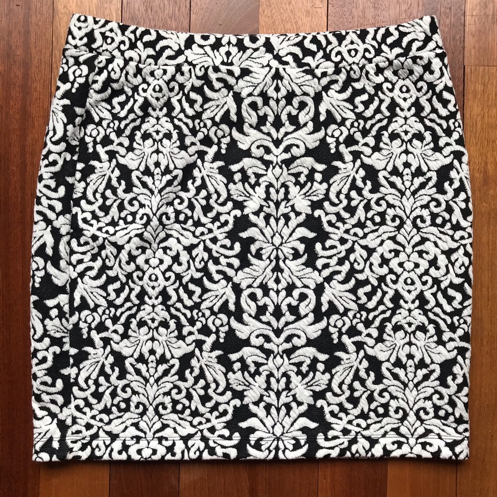 LOFT Black/White Jacquard Skirt- Size L
